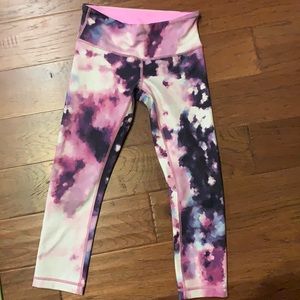 Lululemon Wunder Under crop. Size 4. Worn a hand full of times. EUC